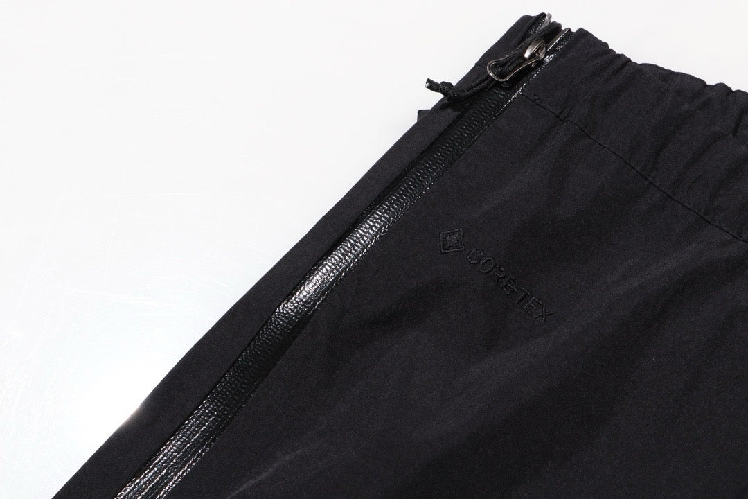 Blaue und schwarze Hose