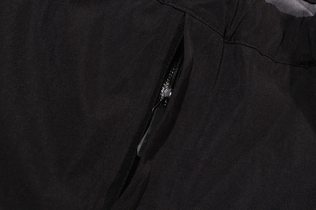 Blaue und schwarze Hose