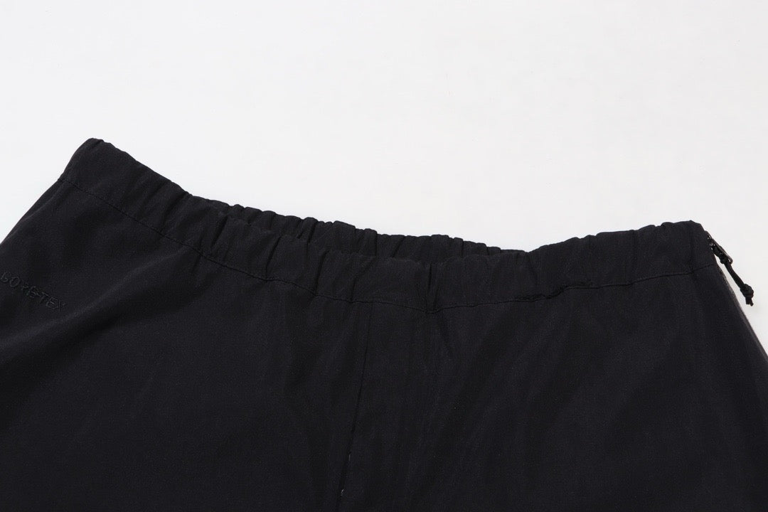 Blaue und schwarze Hose