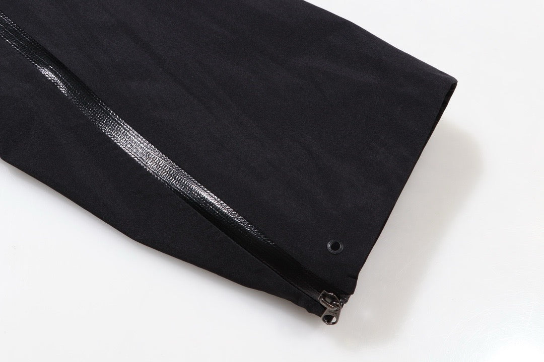Blaue und schwarze Hose