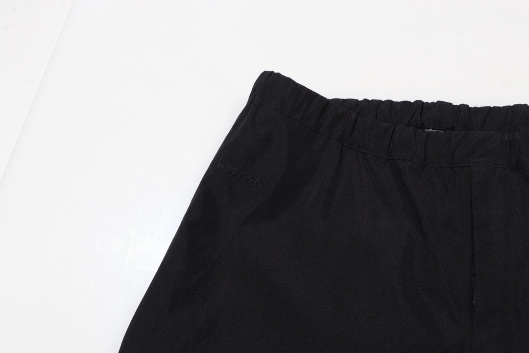 Blaue und schwarze Hose