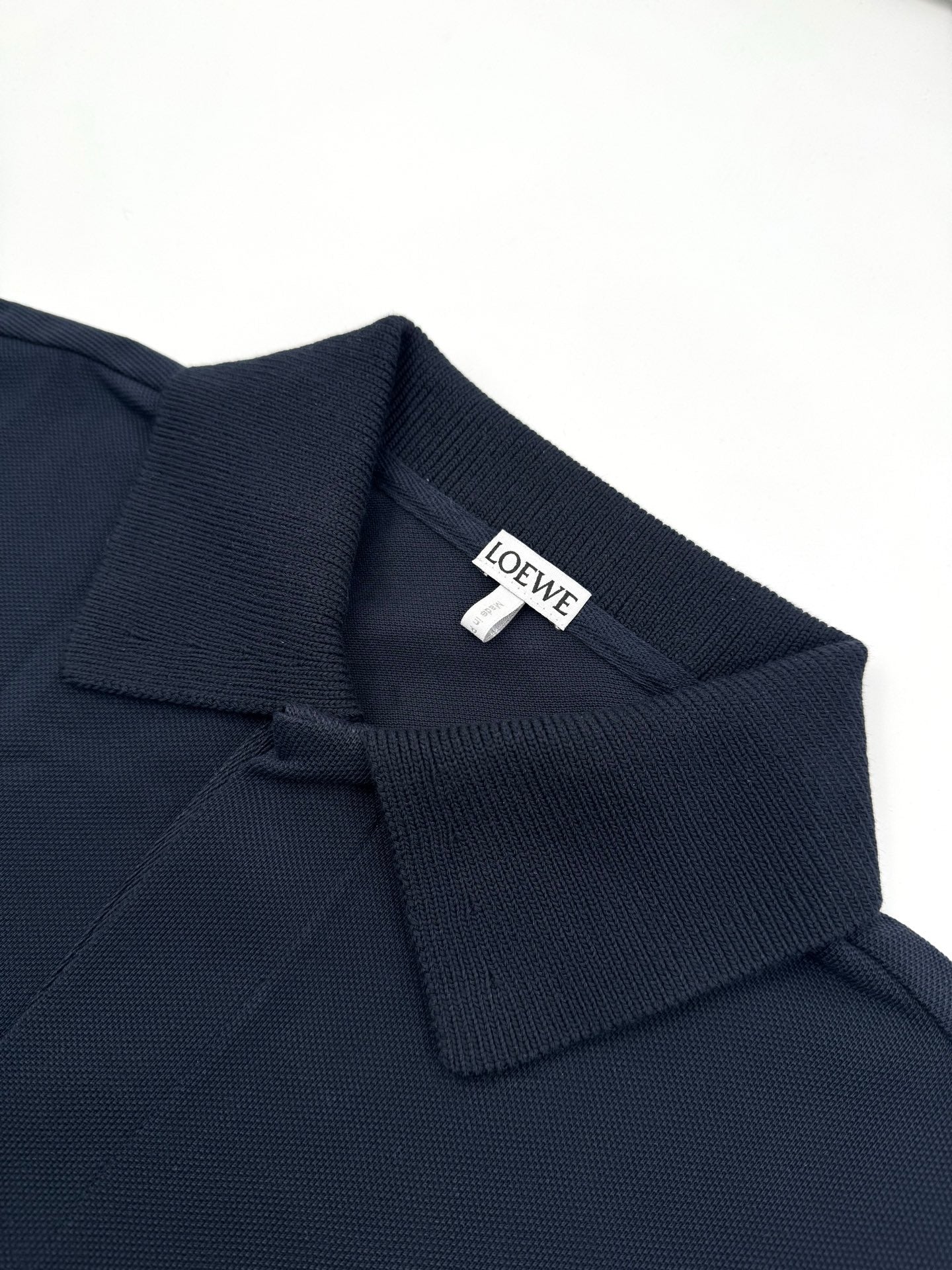 Polo azul y blanco