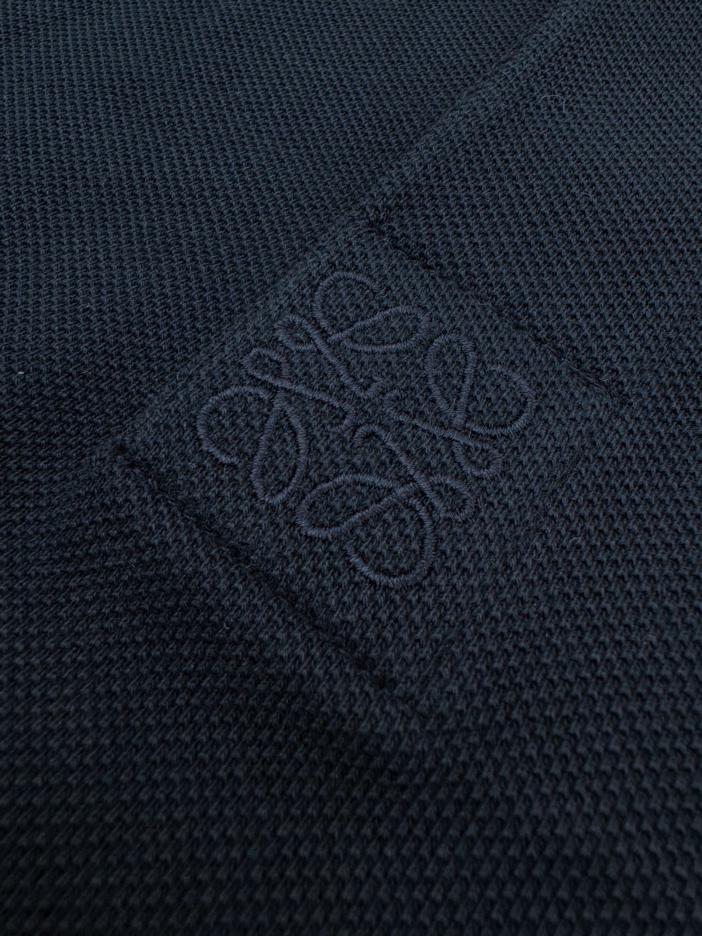 Polo azul y blanco