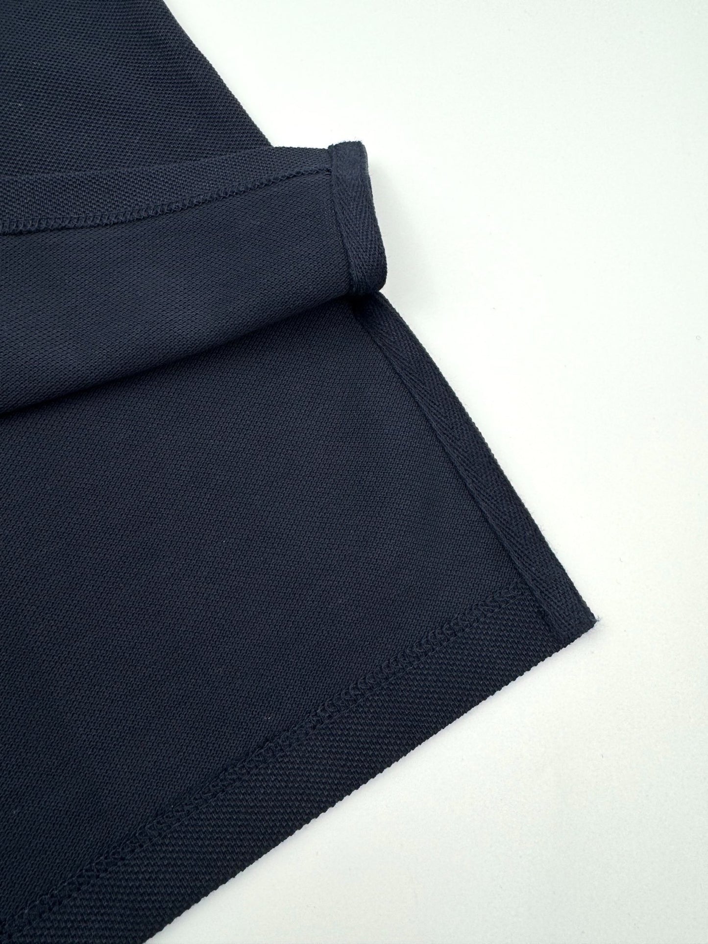 Polo azul y blanco