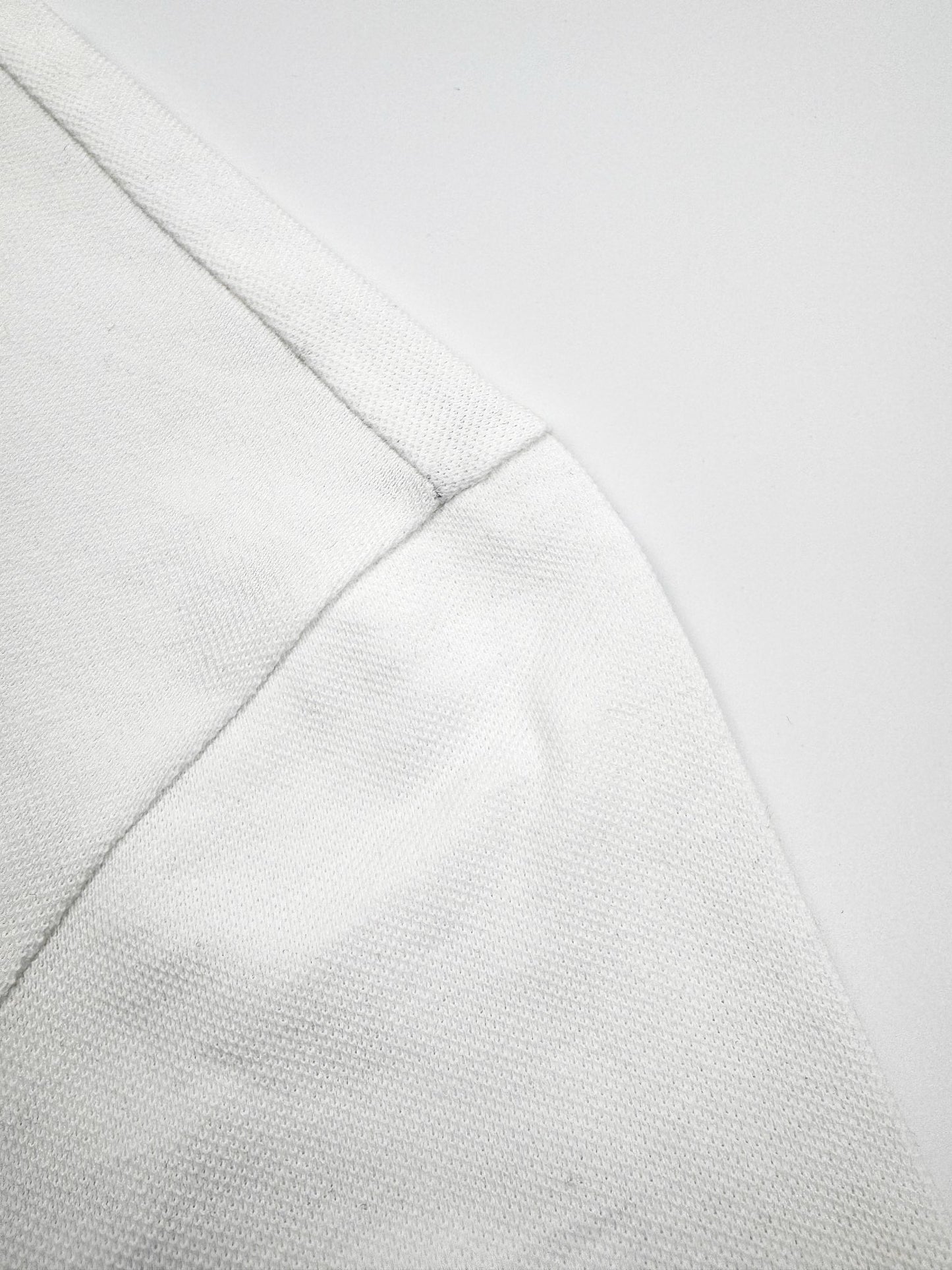 Polo azul y blanco