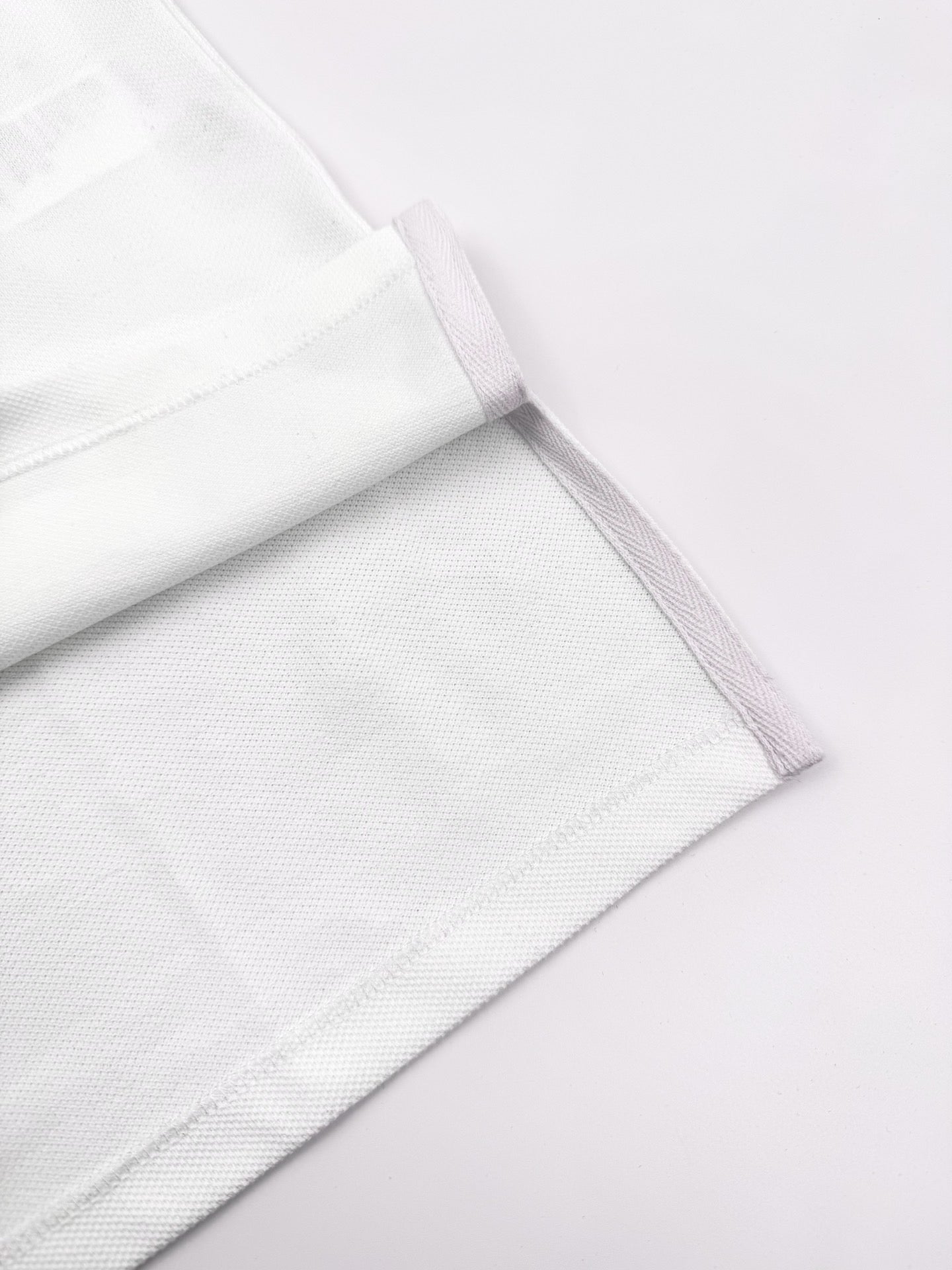 Polo azul y blanco