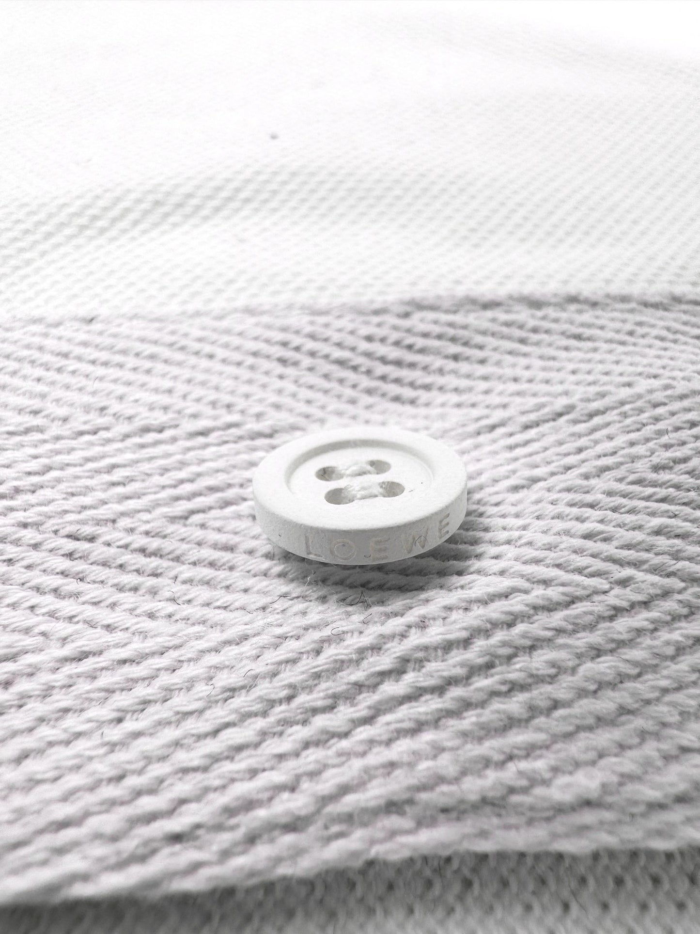 Polo azul y blanco