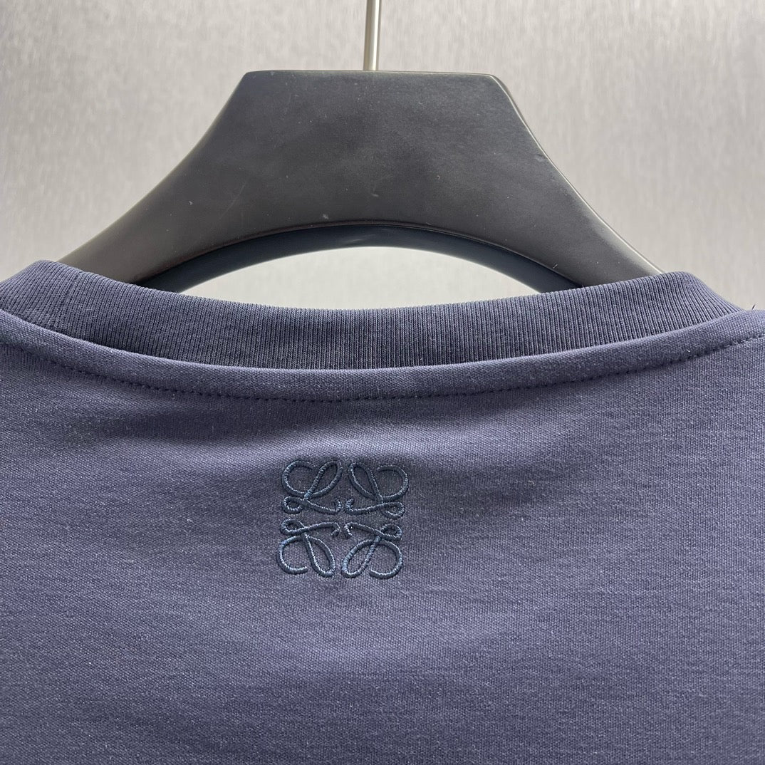 Camiseta azul y blanca