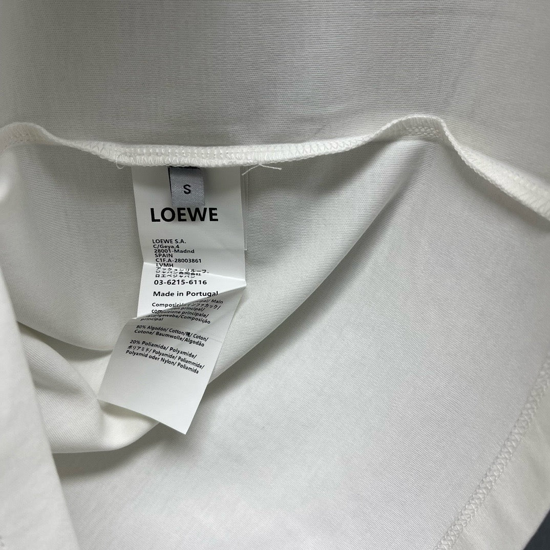 Camiseta azul y blanca
