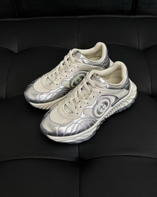 Mehrfarbige Schuhe