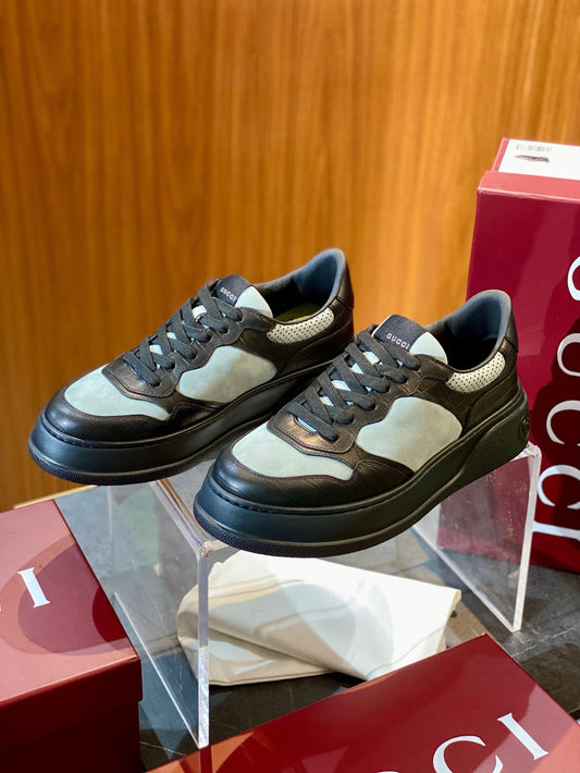 Mehrfarbige Schuhe