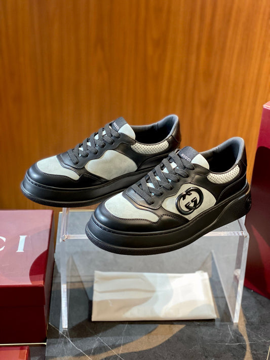 Mehrfarbige Schuhe
