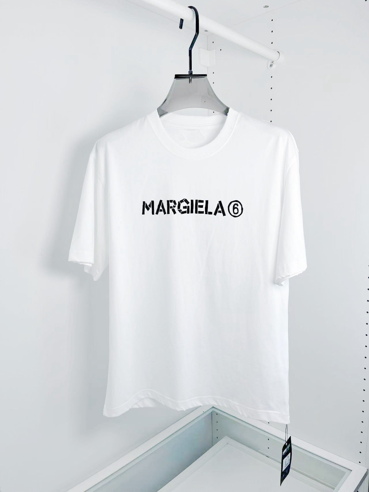Schwarz-weißes T-Shirt