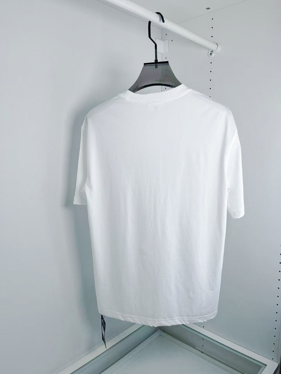 Schwarz-weißes T-Shirt