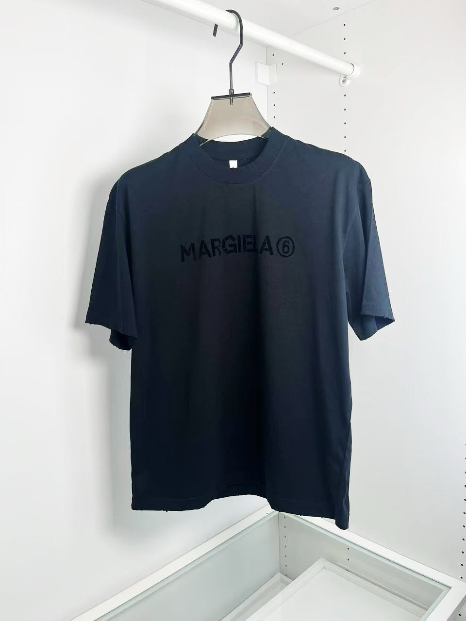 Schwarz-weißes T-Shirt
