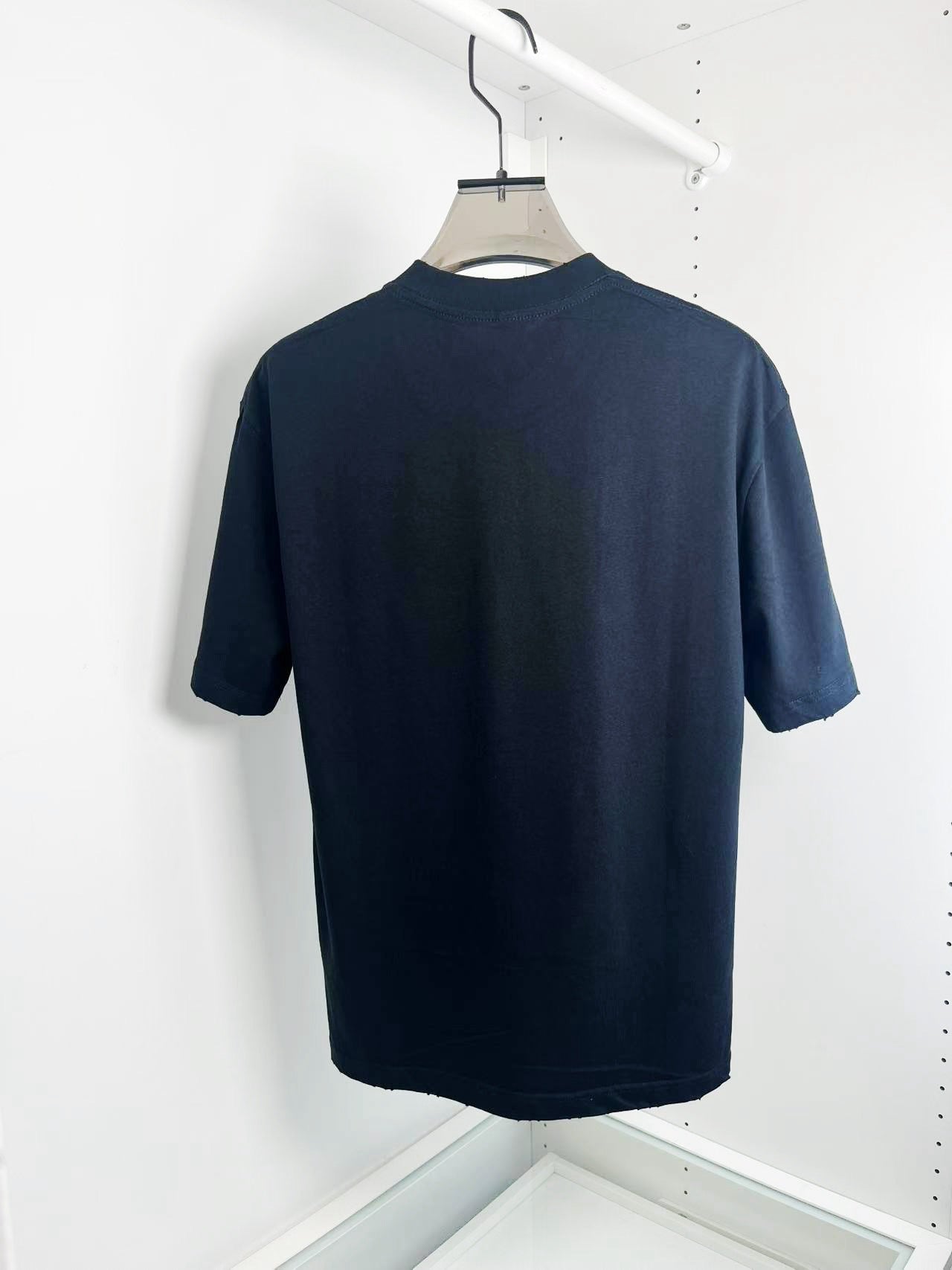 Schwarz-weißes T-Shirt