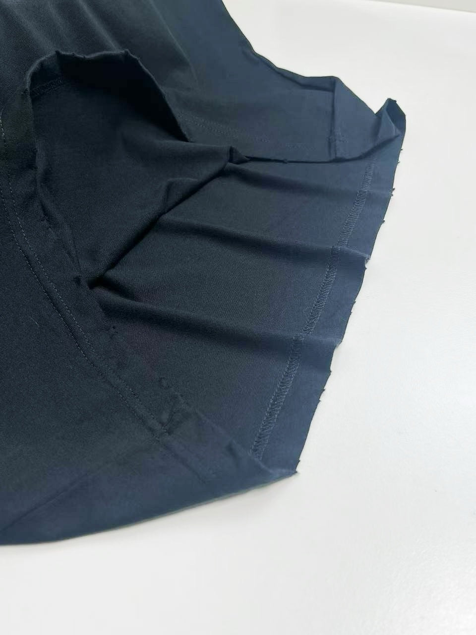 Schwarz-weißes T-Shirt