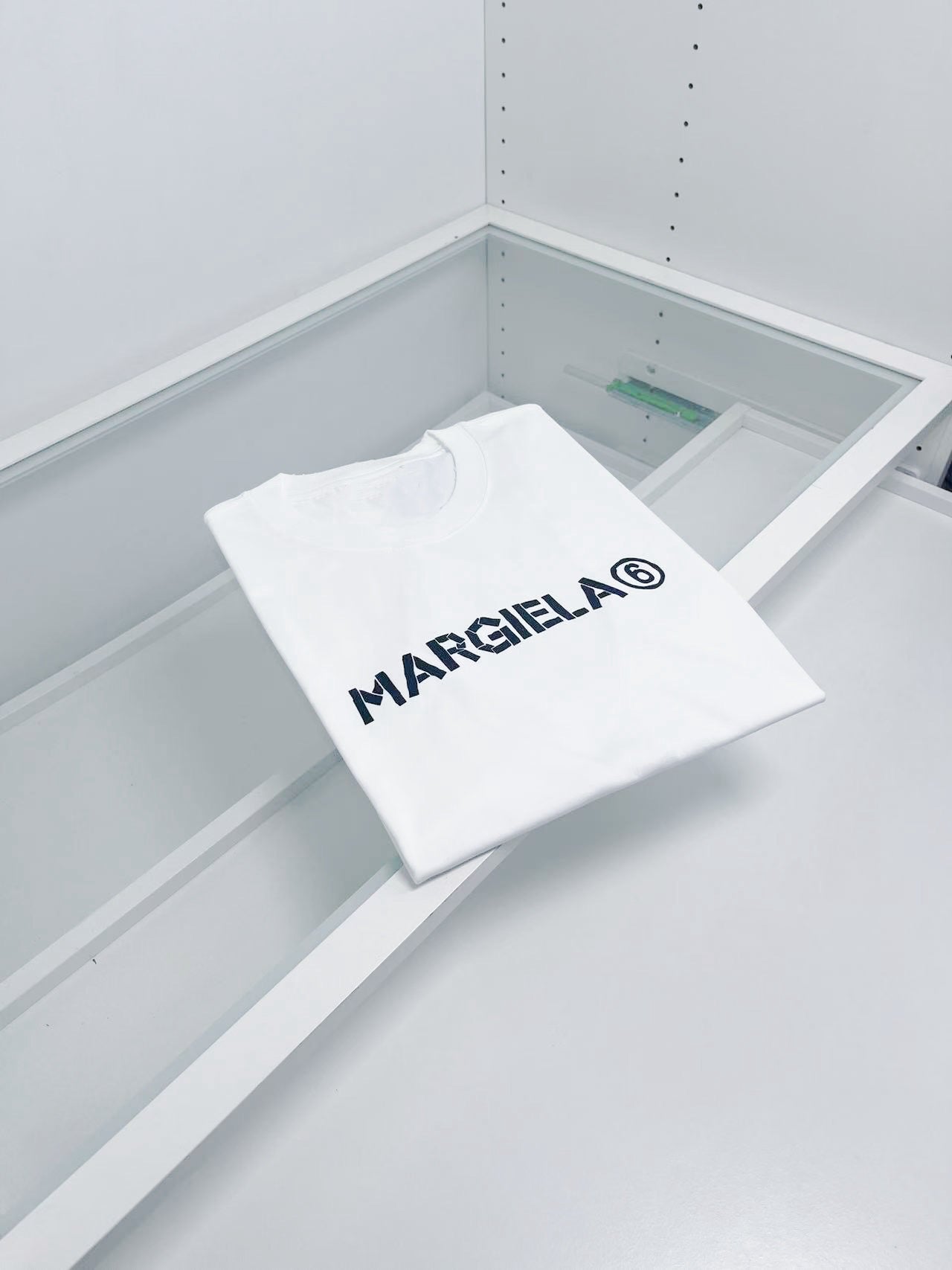 Schwarz-weißes T-Shirt