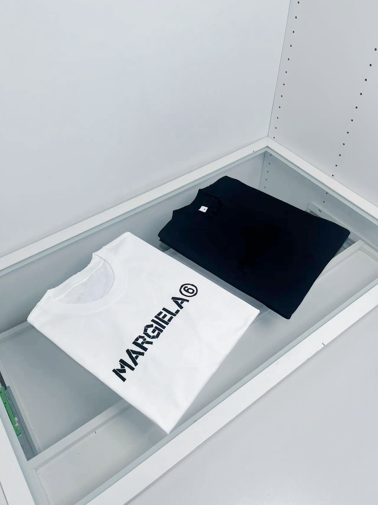 Schwarz-weißes T-Shirt