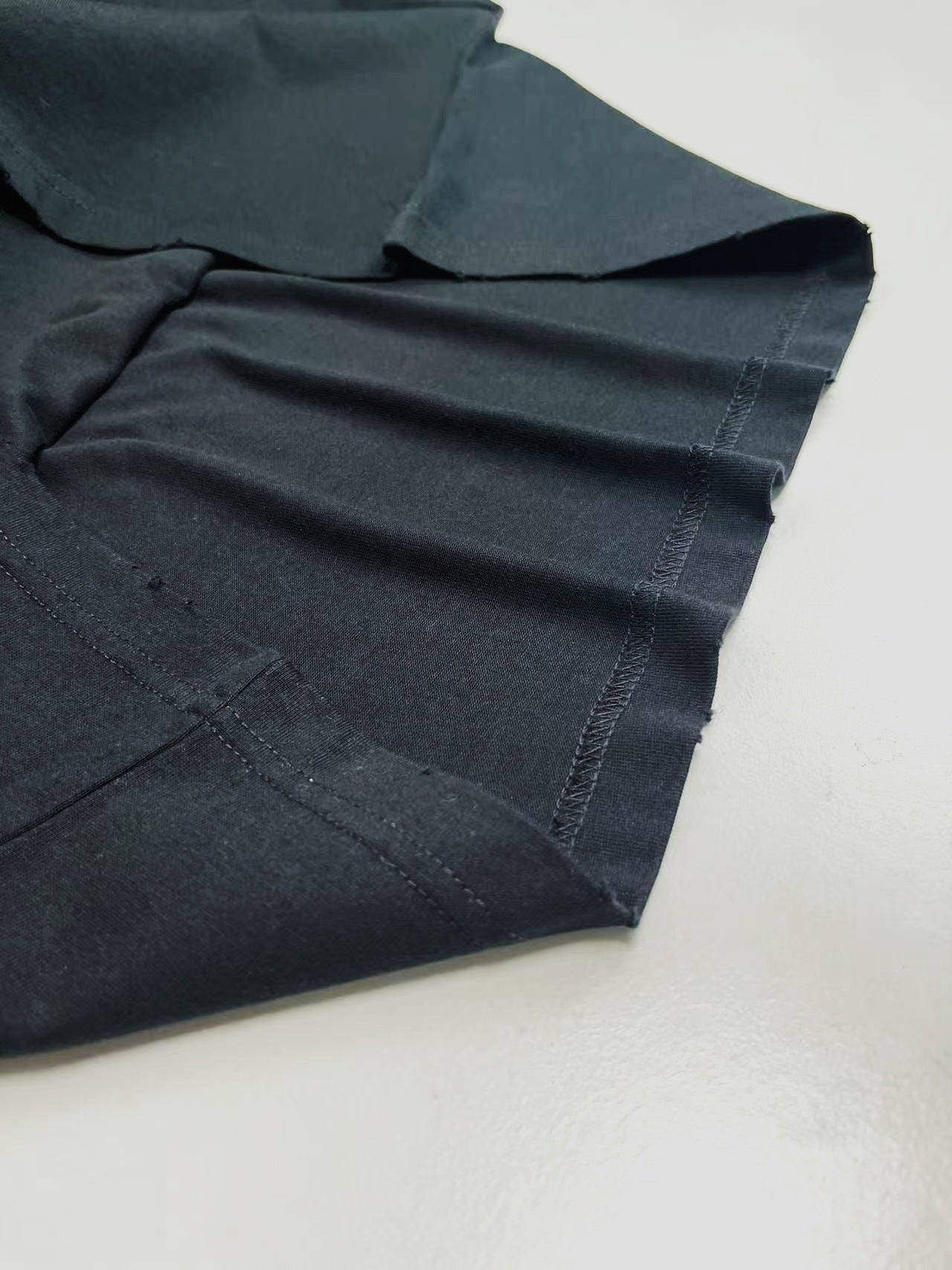 Weißes und schwarzes T-Shirt