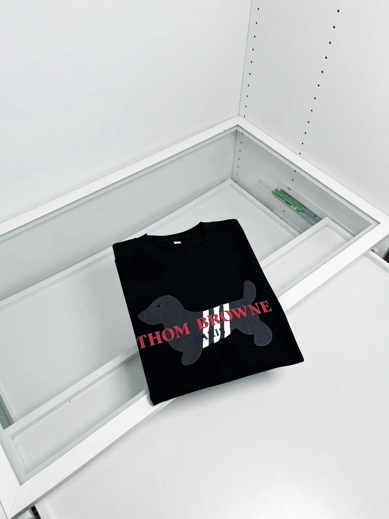 Weißes und schwarzes T-Shirt