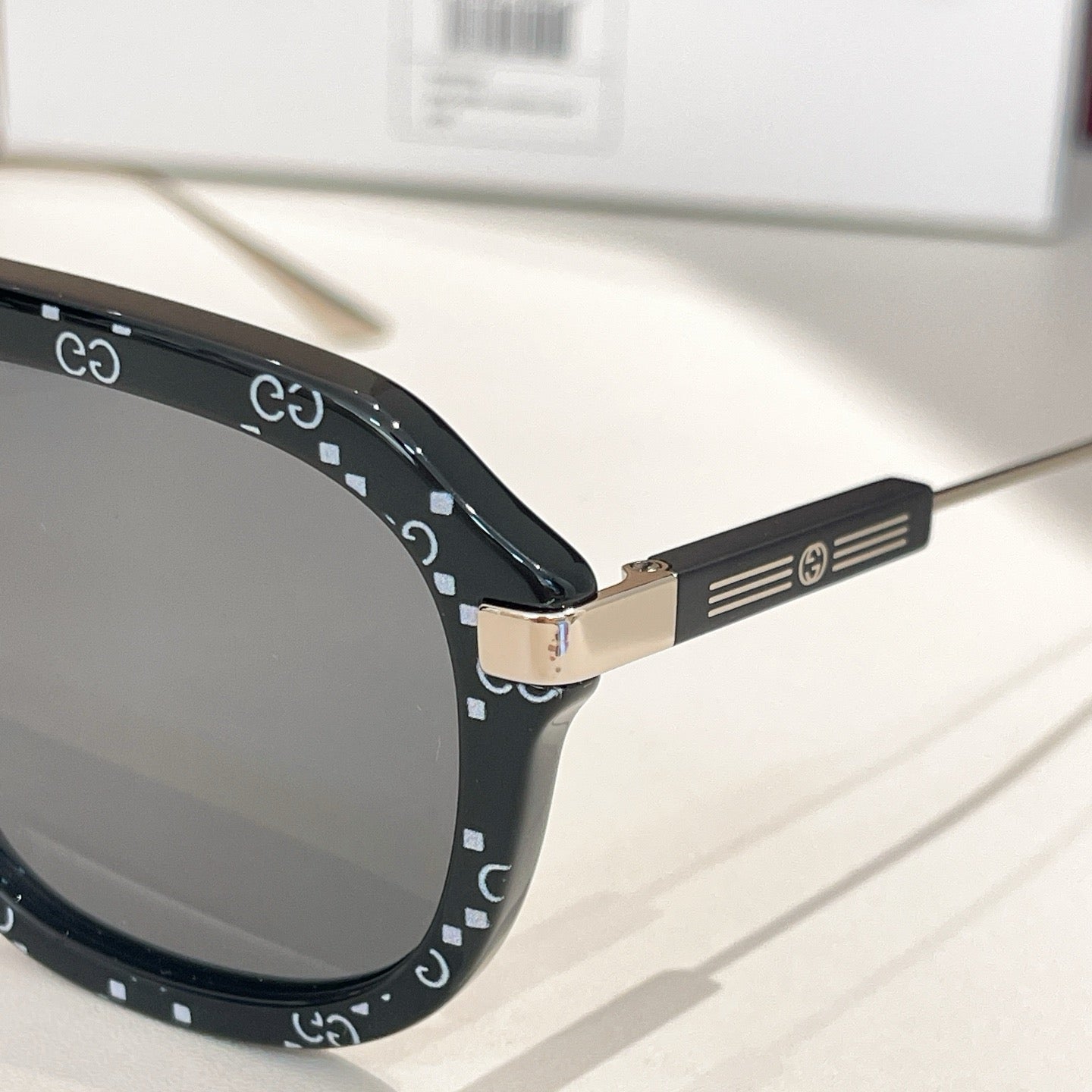 Mehrfarbige Sonnenbrille