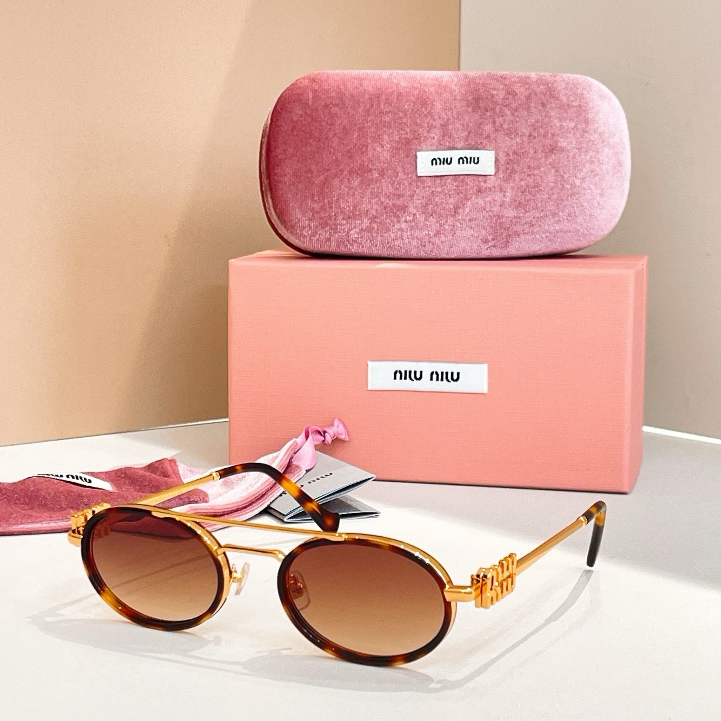 Mehrfarbige Sonnenbrille