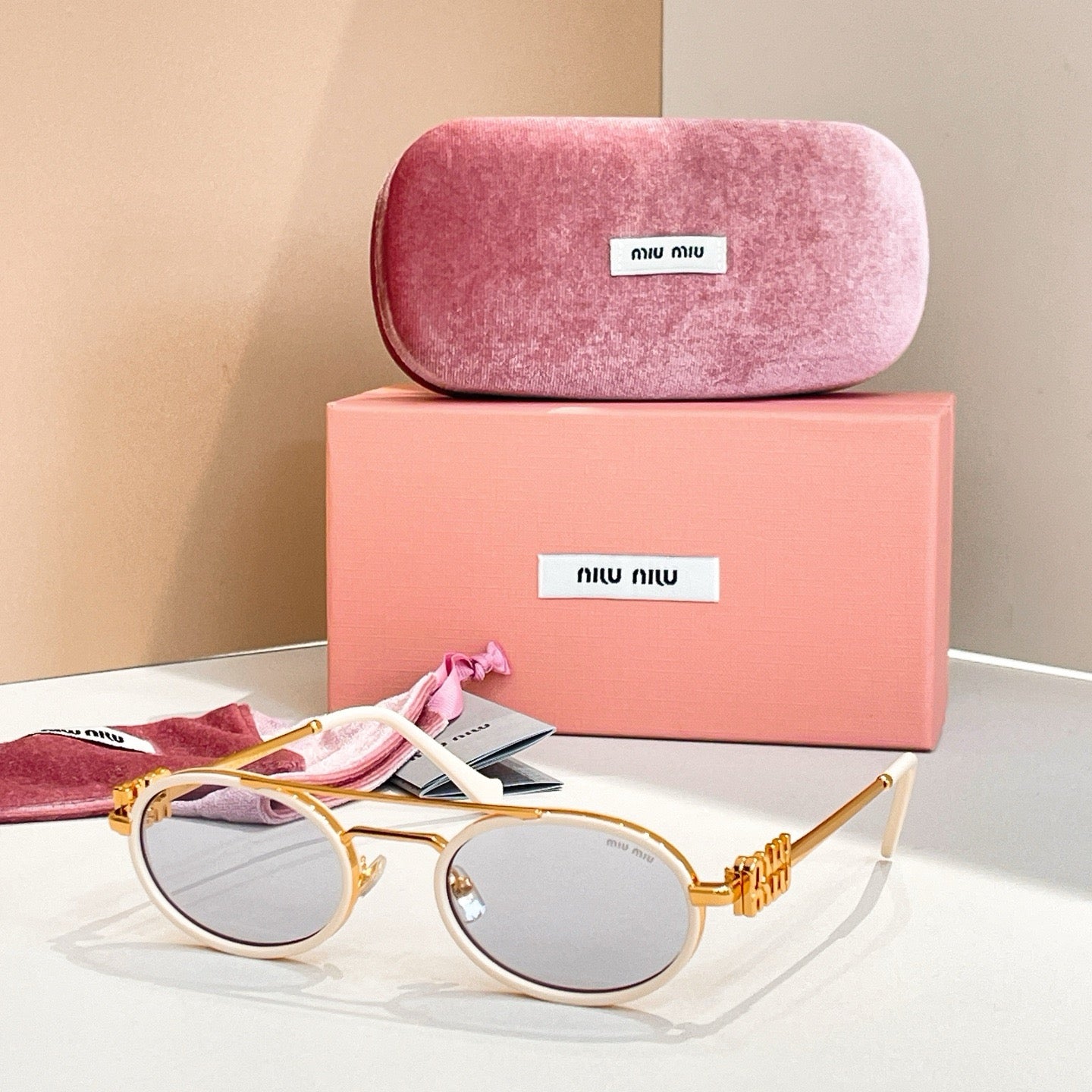 Mehrfarbige Sonnenbrille