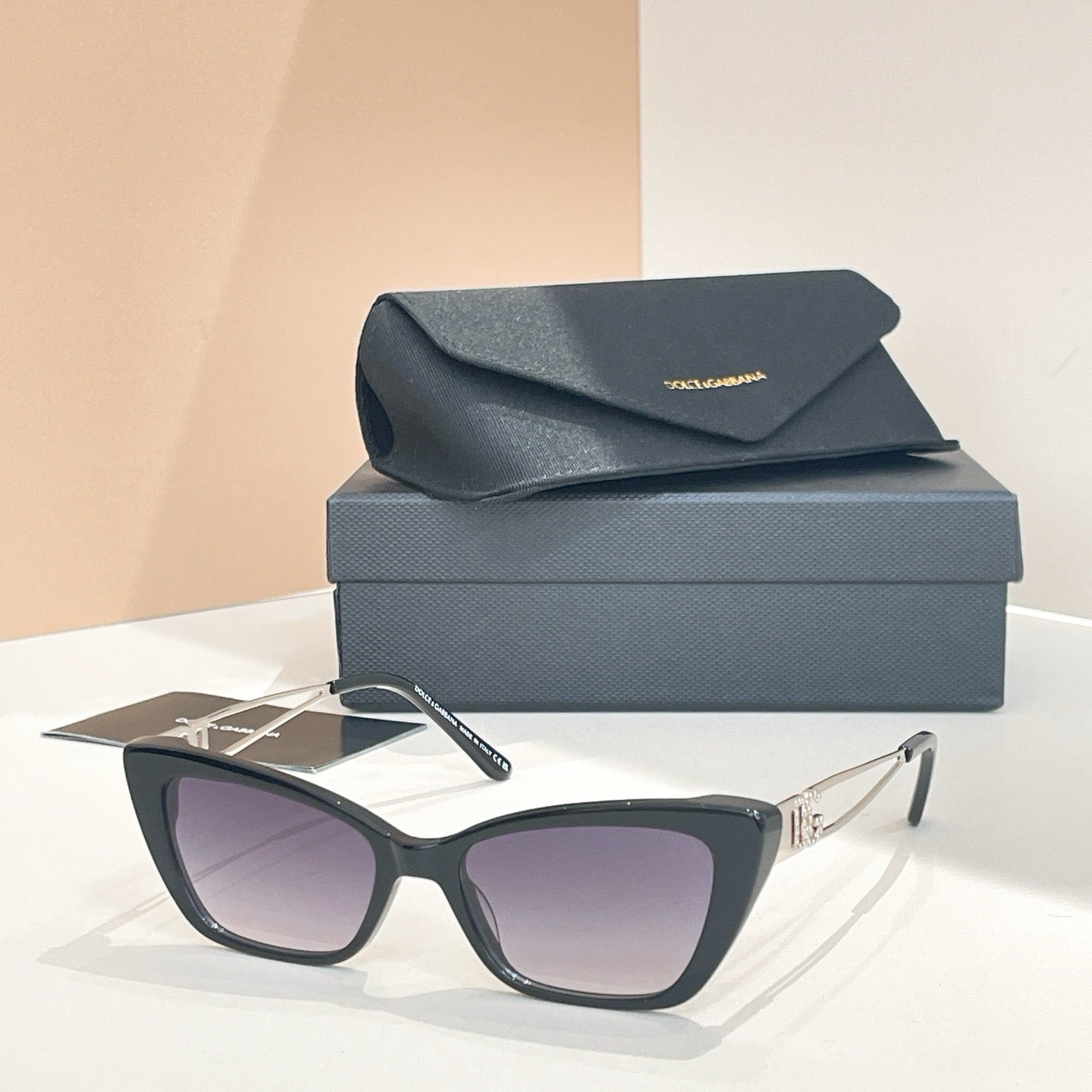 Mehrfarbige Sonnenbrille
