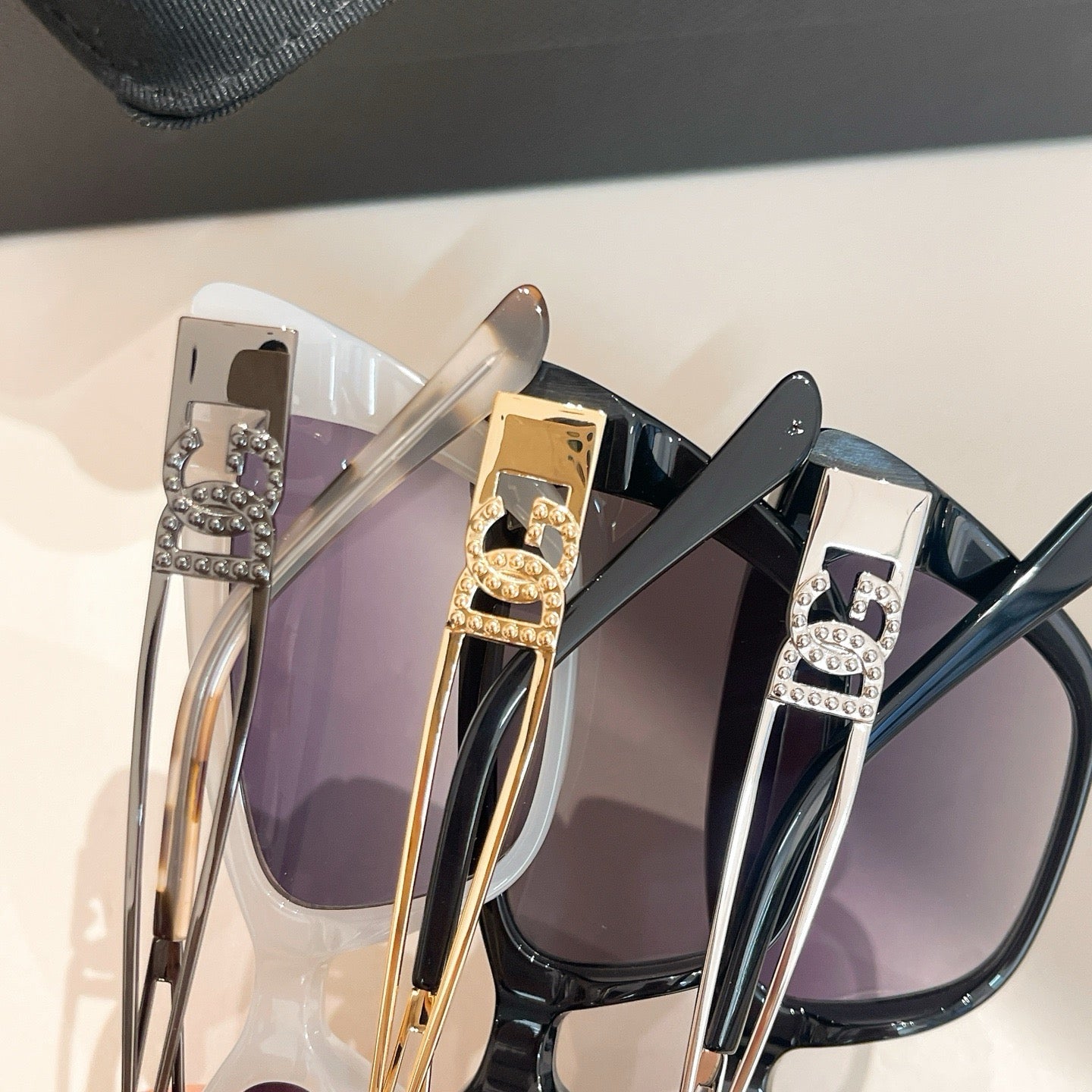 Mehrfarbige Sonnenbrille