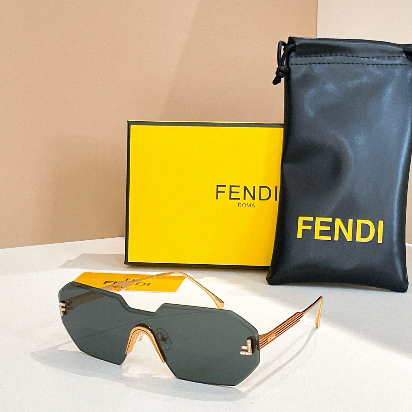 Mehrfarbige Sonnenbrille