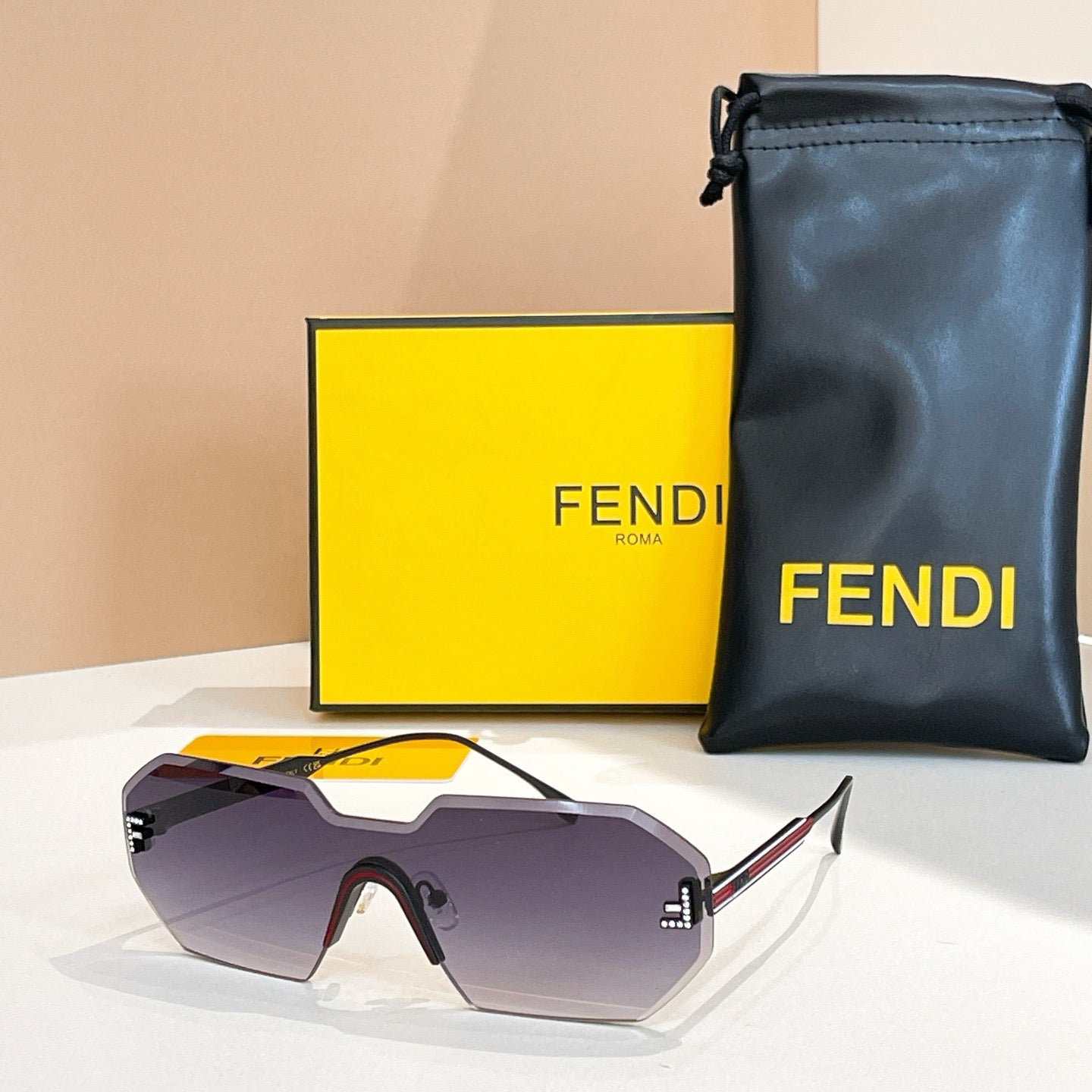 Mehrfarbige Sonnenbrille