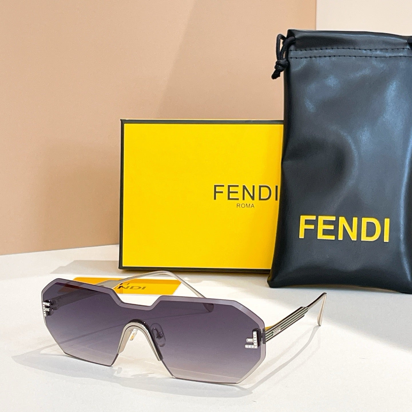 Mehrfarbige Sonnenbrille