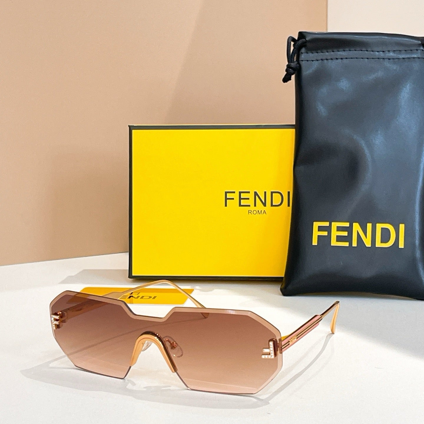 Mehrfarbige Sonnenbrille