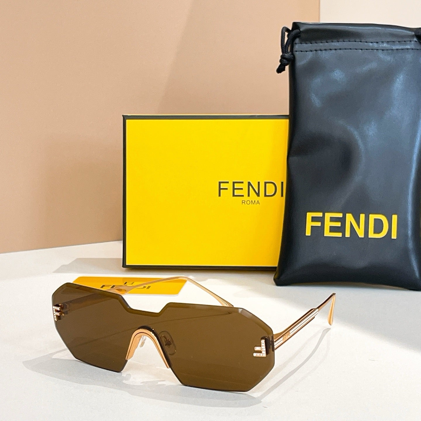 Mehrfarbige Sonnenbrille