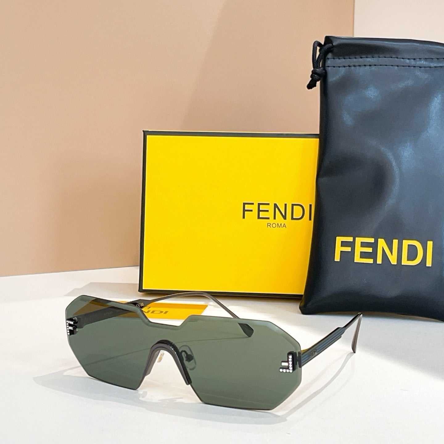 Mehrfarbige Sonnenbrille