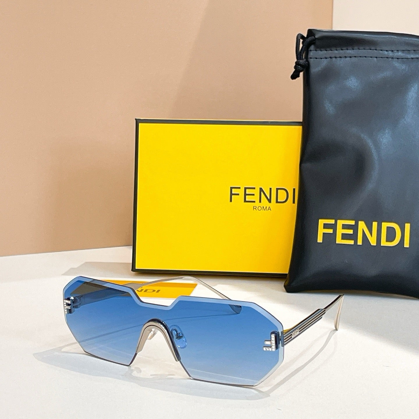 Mehrfarbige Sonnenbrille