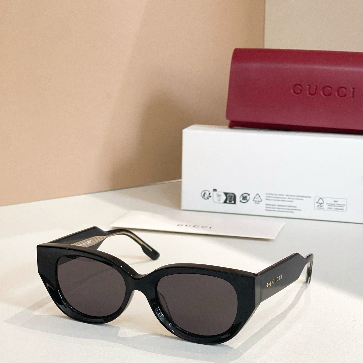 Mehrfarbige Sonnenbrille