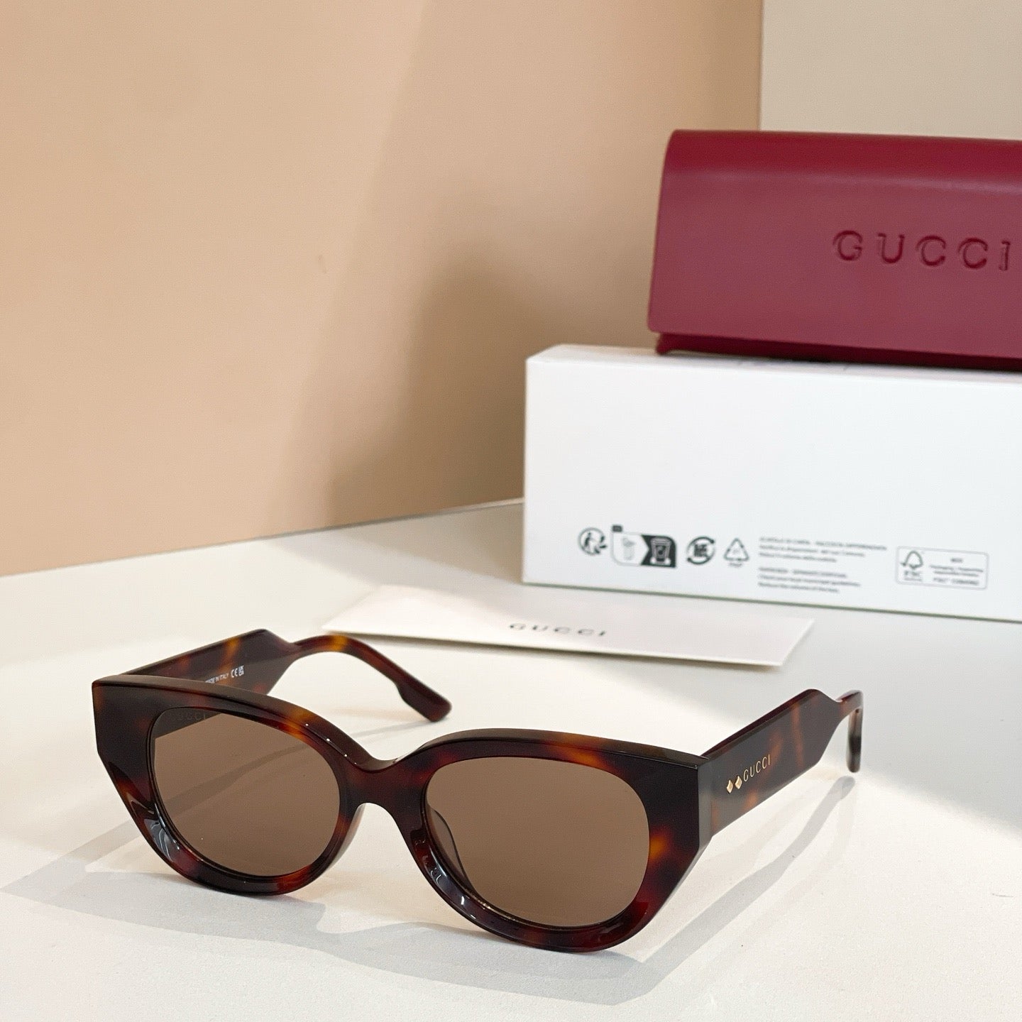 Mehrfarbige Sonnenbrille