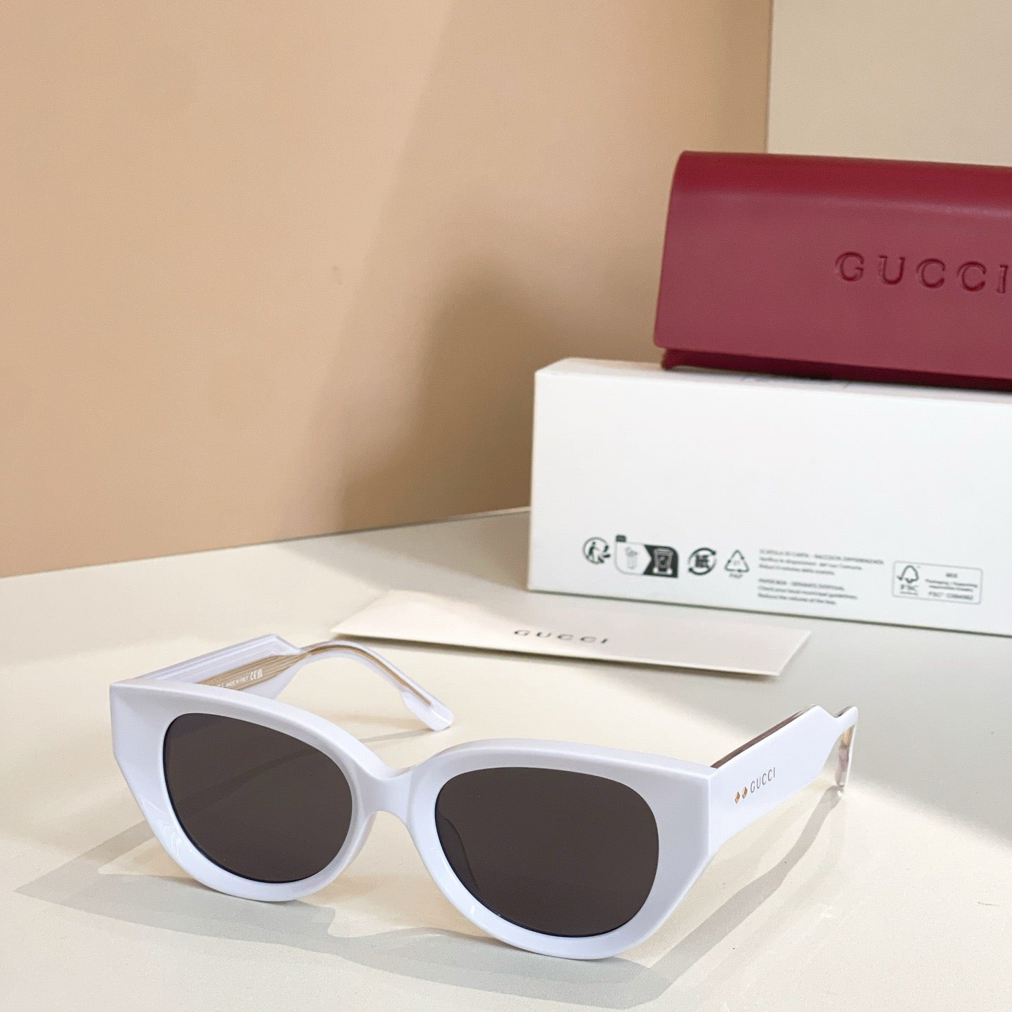 Mehrfarbige Sonnenbrille