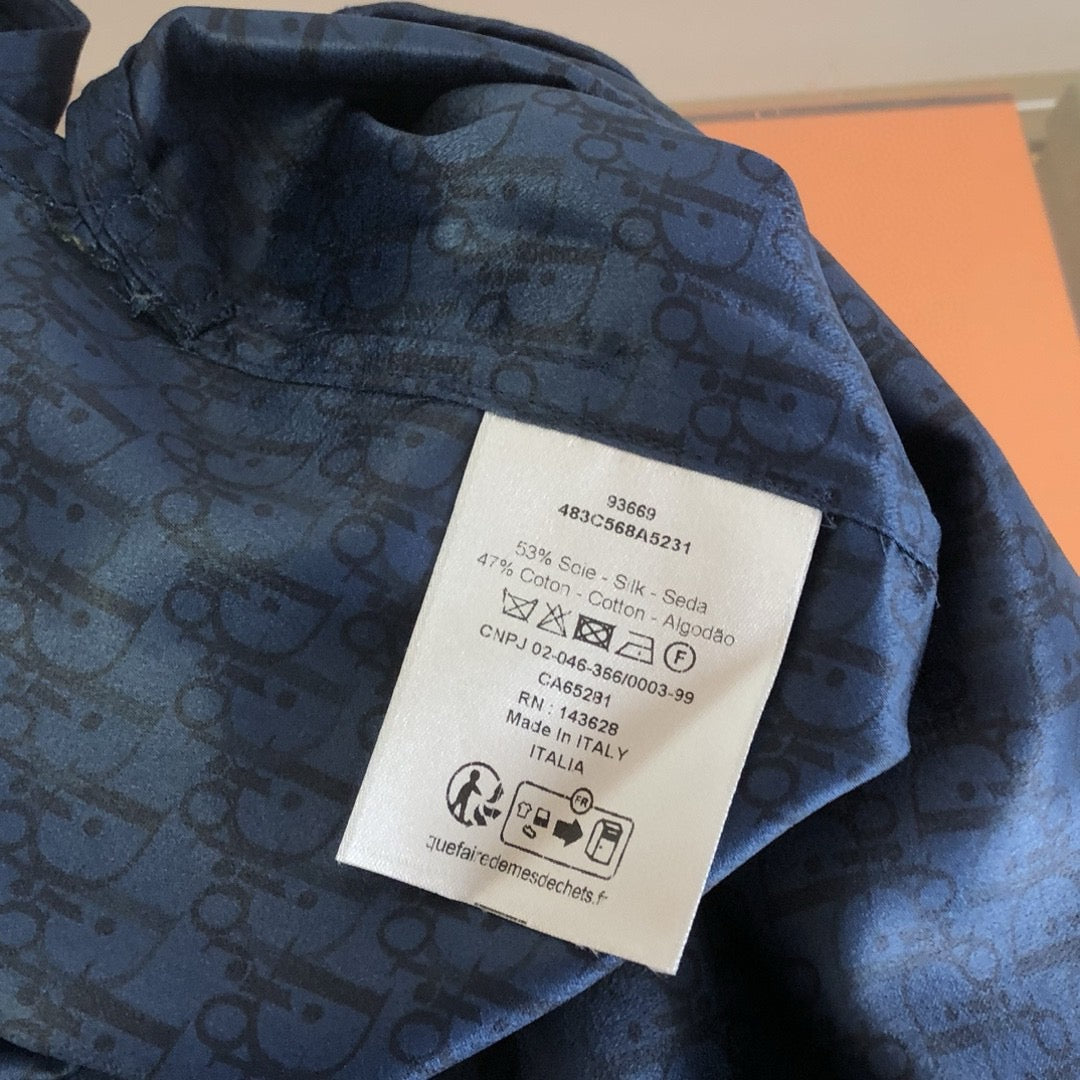 Camisa azul oscuro