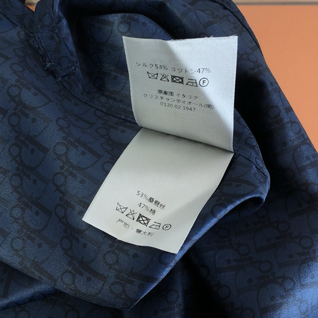 Camisa azul oscuro