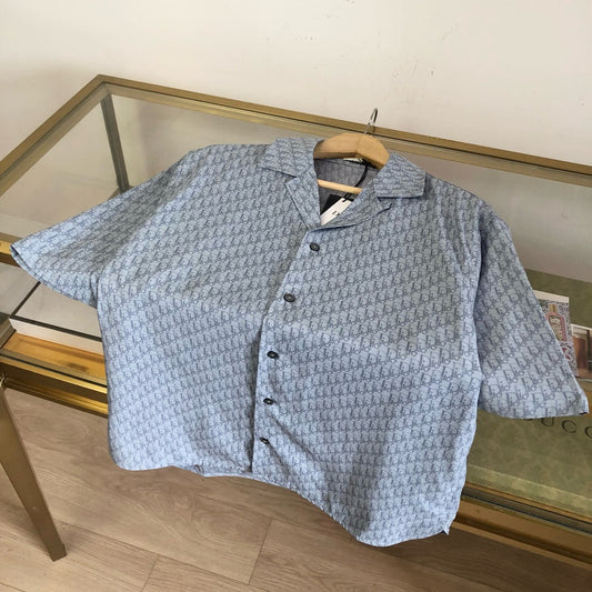 Blaues Shirt