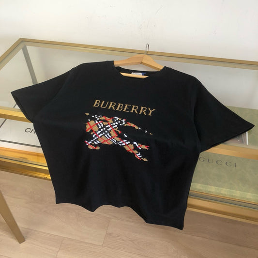 Schwarz-weißes T-Shirt