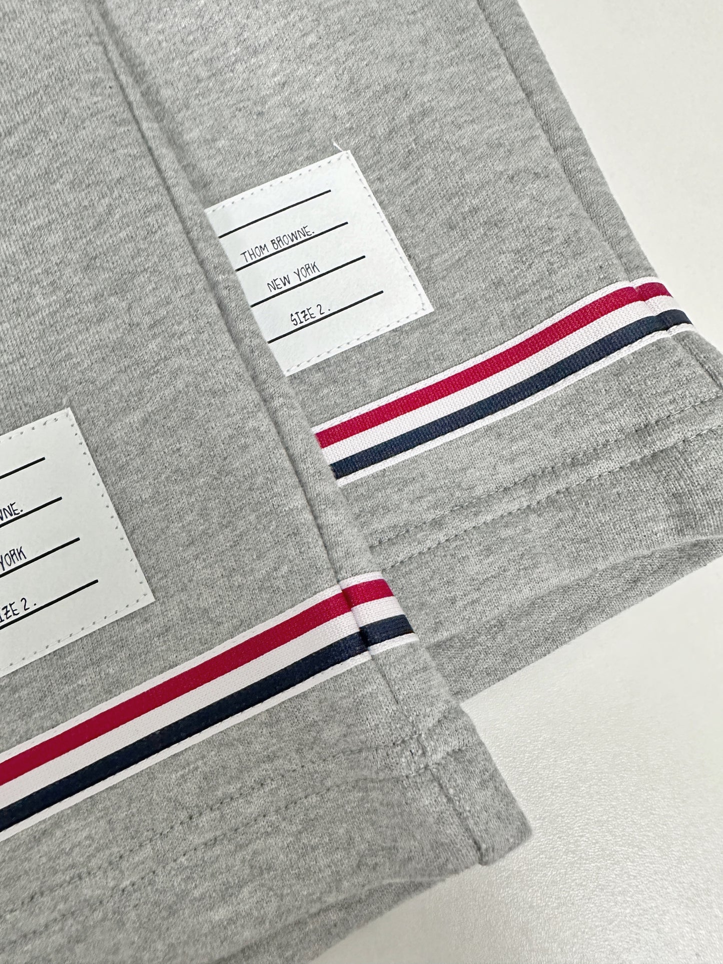 Dunkelblaue und graue Shorts