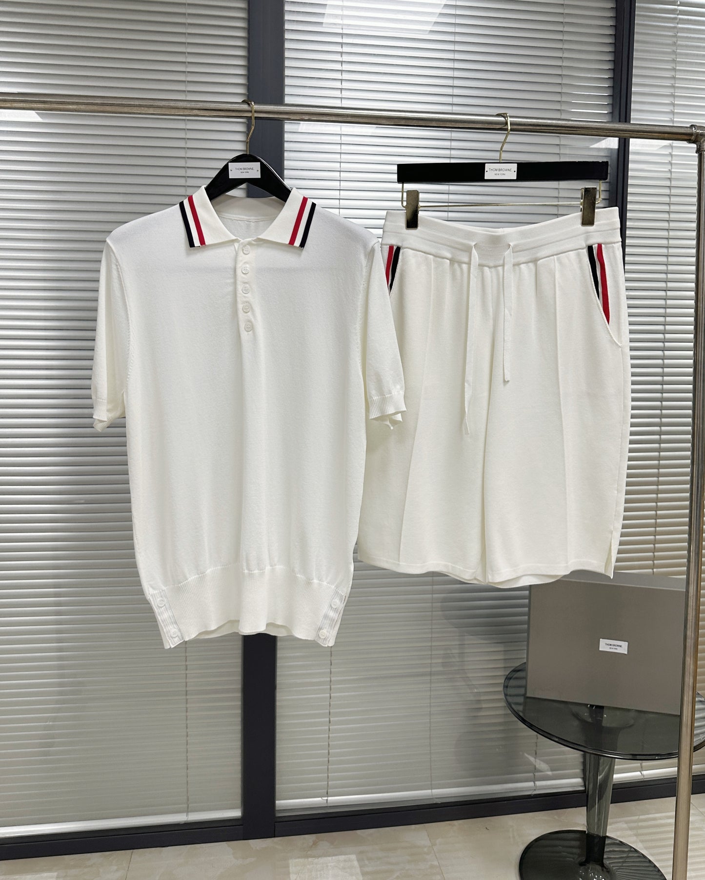 Weiße und dunkelblaue Shorts
