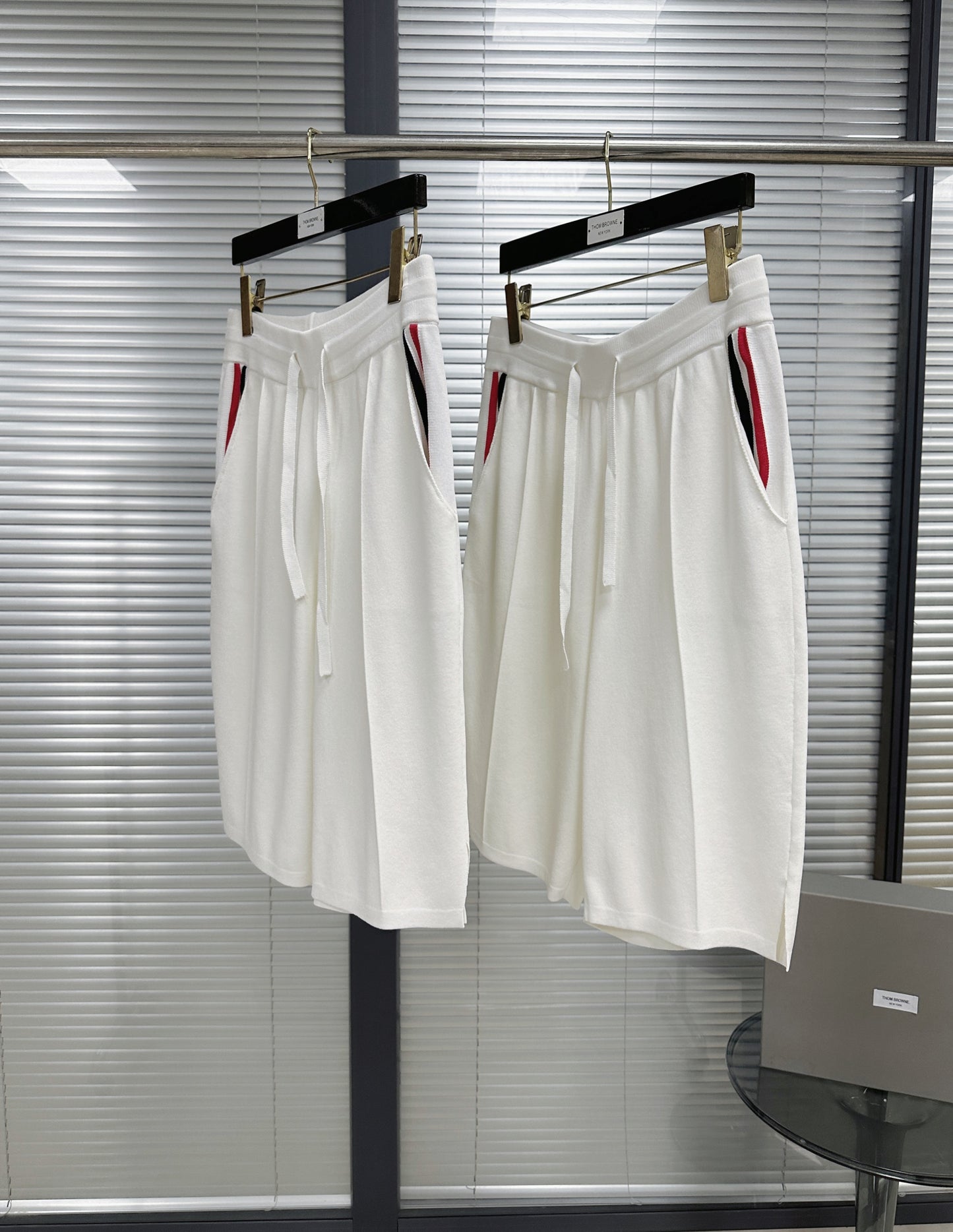 Weiße und dunkelblaue Shorts