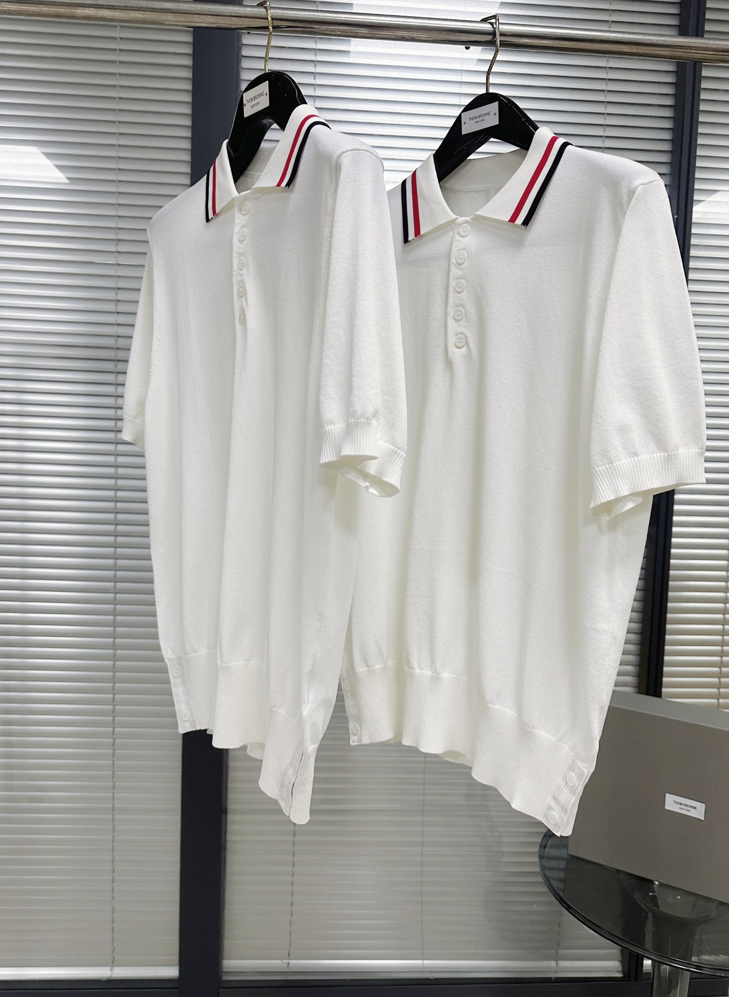 Weißes und dunkelblaues T-Shirt