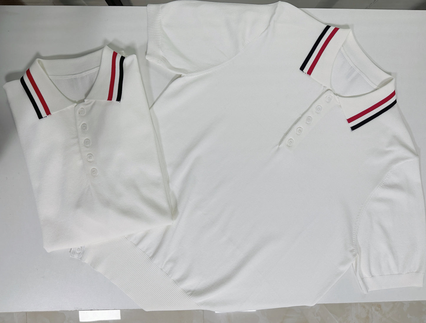 Weißes und dunkelblaues T-Shirt
