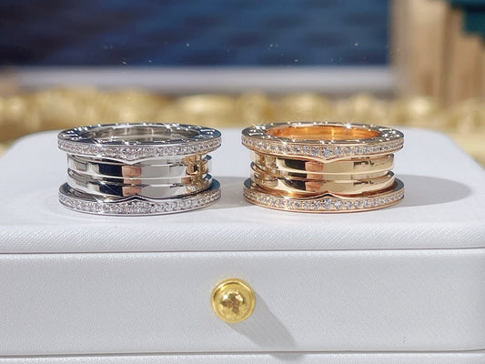 Goldener und silberner Ring